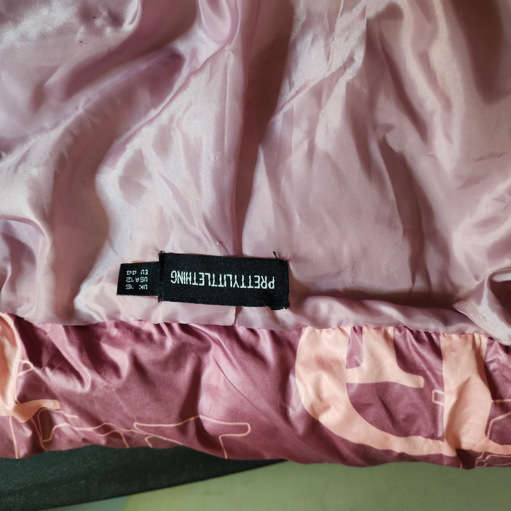 PrettyLittleThing Pink Puffer Jacket with Logo - Picture 4 of 5